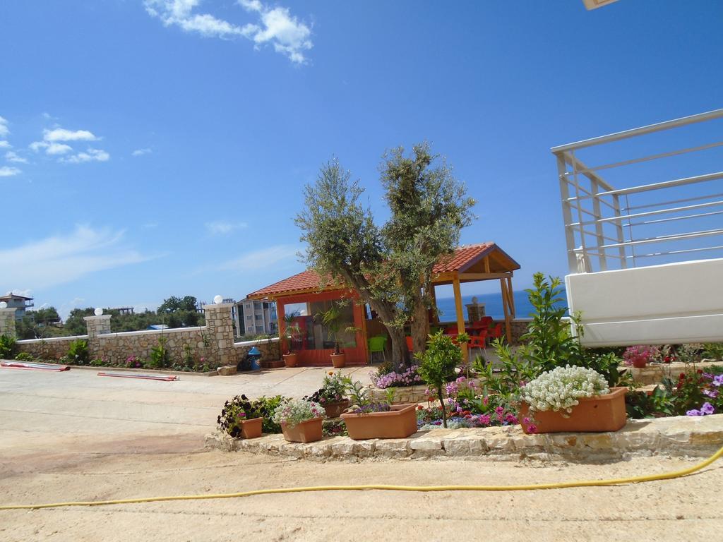 Season Inn Dhërmi Exterior foto