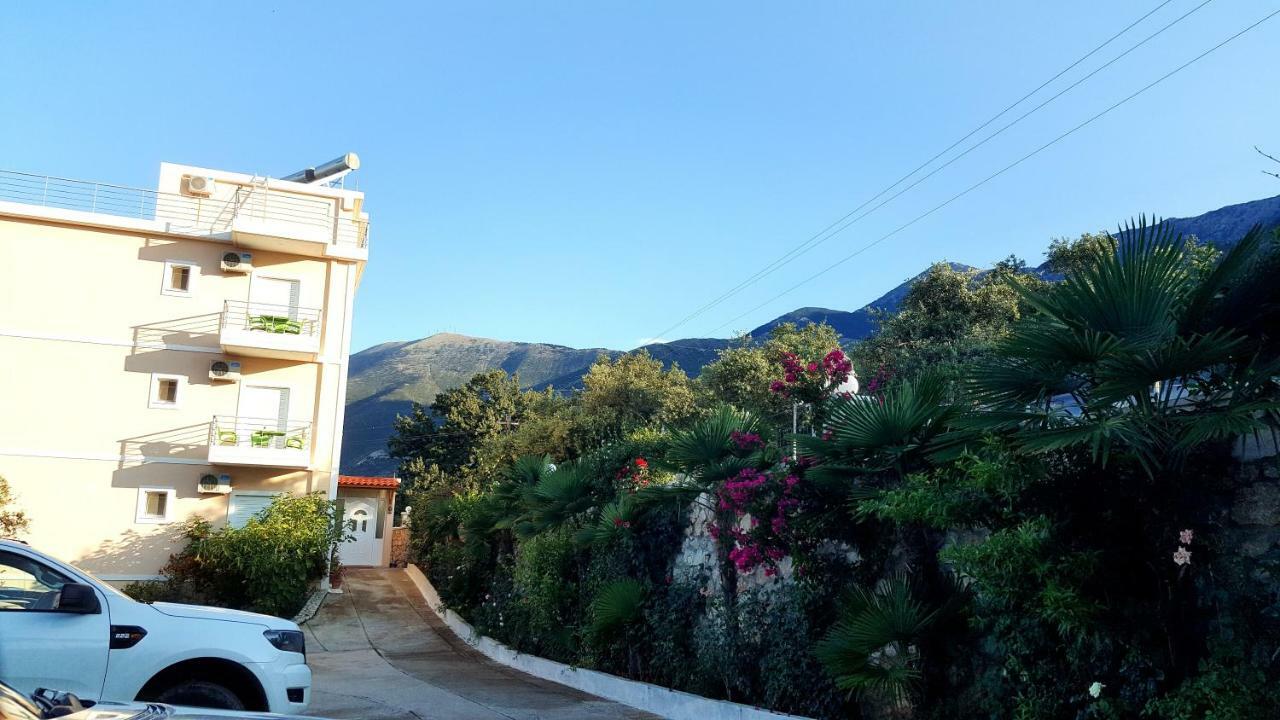 Season Inn Dhërmi Exterior foto